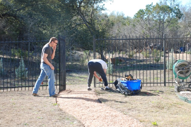 2011/12(Dec)/02(Justin's gift to us)/2011-12-30-Justin welds our fence-02.jpg